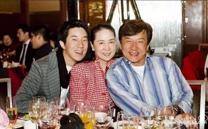 房祖名和成龙为啥不是一个姓？两人是亲父子关系