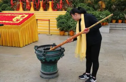 农历二月十九日给财神爷上香吗