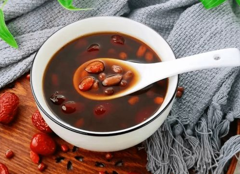 五红汤用红枸杞还是黑枸杞（五红汤可以用黑枸杞代替红枸杞吗）