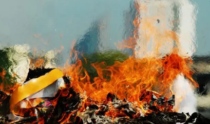 清明为什么烧纸都会选择在十字路口的一角呢？