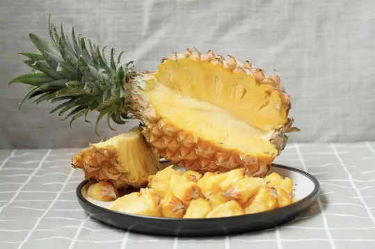 菠萝里面发黑是坏了还是太熟了(菠萝里面发黑是熟透了吗) 菠萝里面发黑是坏了还是太熟了(菠萝里面发黑是熟透了吗)