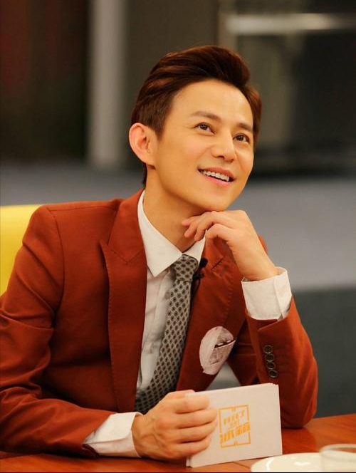 何炅的母亲是哪里人（揭秘何炅父母身份背景）