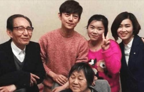 何炅的母亲是哪里人（揭秘何炅父母身份背景）