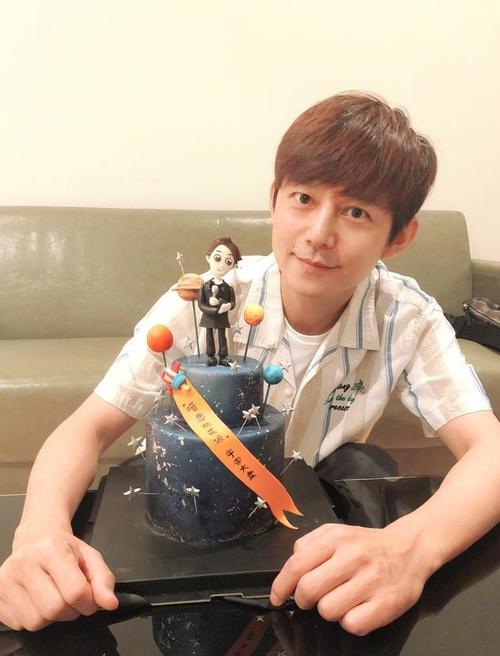 何炅的母亲是哪里人（揭秘何炅父母身份背景）