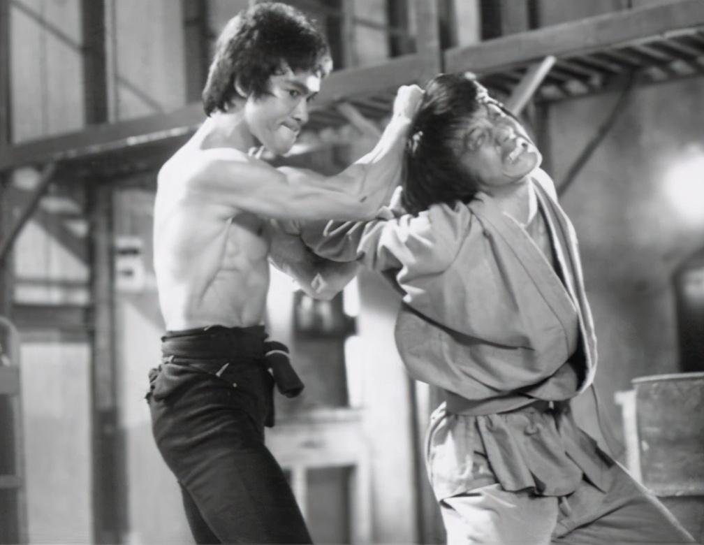 成龙叫陈港生还是房仕龙（演员成龙个人资料介绍）