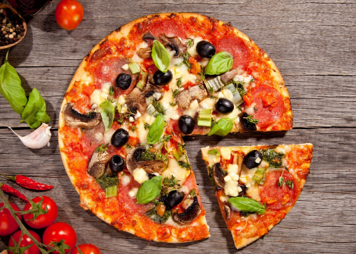 必胜客披萨够几个人吃（必胜客披萨够两个人吃吗）