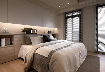 床头朝西脚朝东是大忌吗（房间床头朝向什么方向最好）