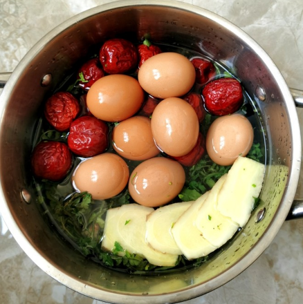 三月三煮鸡蛋要放黄豆吗（三月三煮鸡蛋要放黑豆吗）