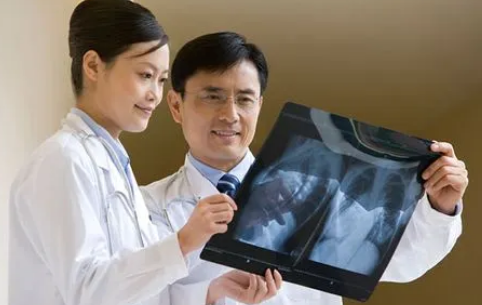 为什么三甲医院的医生看病态度差（感觉三甲医院医生不专业怎么办）