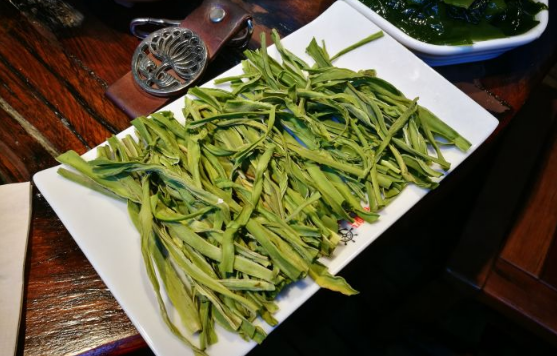 贡菜干是直接放入火锅里面吗（干贡菜可以直接烫火锅吗）