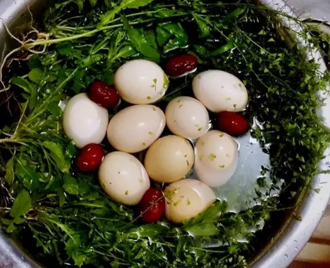 三月三煮鸡蛋要放多少地菜（三月三煮鸡蛋放几颗菜）