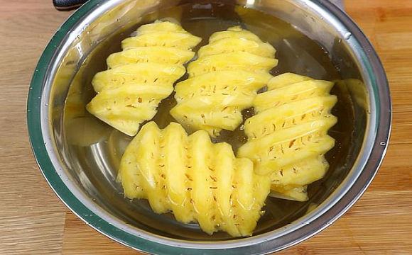 菠萝10:1的盐水泡30钟会咸吗2