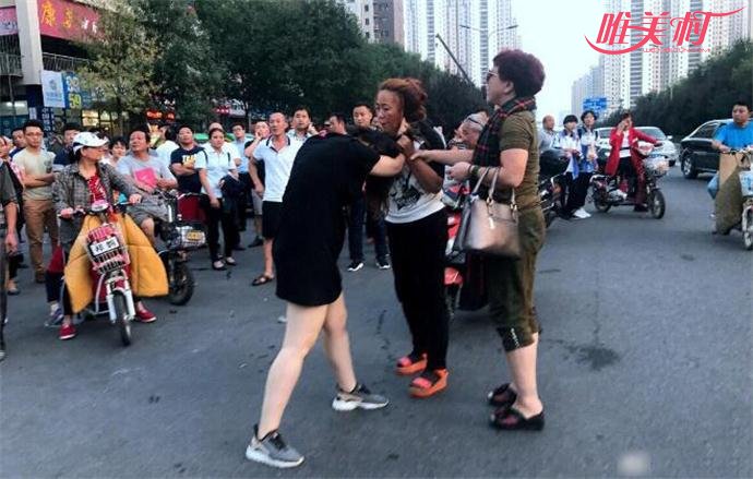 停车引发街头追打 惊动民警才得以结束事发详细经过曝光让人咋舌