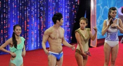 张伦硕跳水走光怎么回事？ 跳水掉泳裤实在尴尬