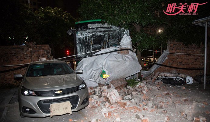 公交失控撞穿围墙 目击者讲诉公交破墙而入惊险一幕 1