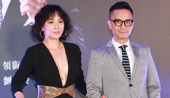 刘嘉玲深V装曝光 深V短裙大秀酥胸美腿性感身材尽显 1