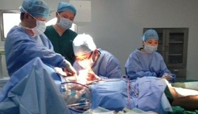 小伙突遭割破静脉 妻子目睹全程被吓懵现场曝光