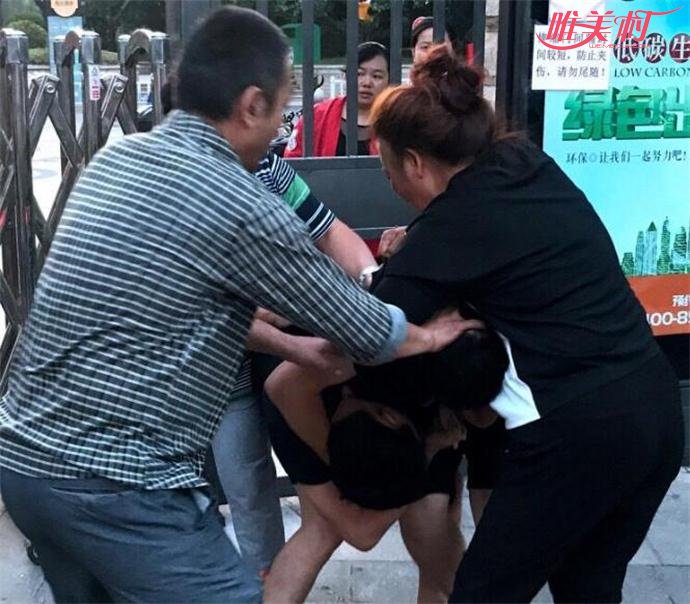 停车引发街头追打 惊动民警才得以结束事发详细经过曝光让人咋舌