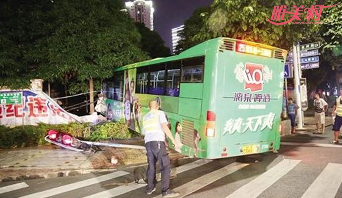 公交失控撞穿围墙 目击者讲诉公交破墙而入惊险一幕 2