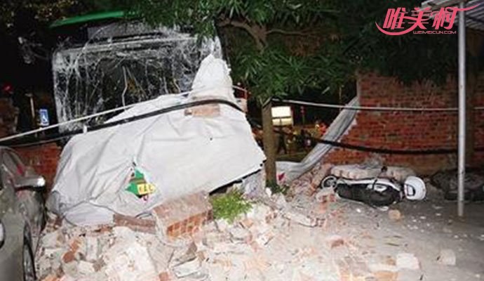 公交失控撞穿围墙 目击者讲诉公交破墙而入惊险一幕 3