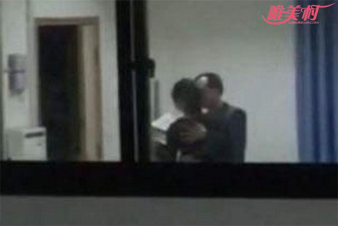 成都一中学不雅照片流出 课室上拥吻互摸败坏风气