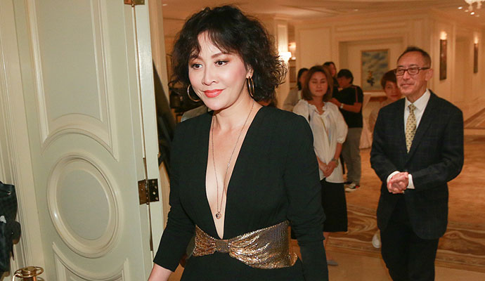 刘嘉玲深V装曝光 深V短裙大秀酥胸美腿性感身材尽显 3