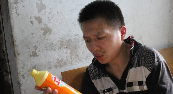 男子染怪病爱喝洗洁精 真相竟是这样惊呆了