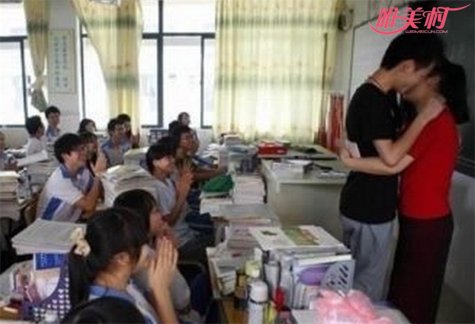 成都一中学不雅照片流出 课室上拥吻互摸败坏风气