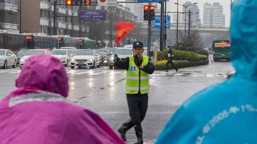 杭州大爷花式指挥交通成网红 手舞足蹈套路多 杭州大爷花式指挥交通成网红 手舞足蹈套路多