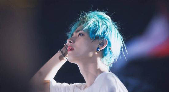 金泰亨帅照片蓝色头发 拿下最时尚男士称号 3