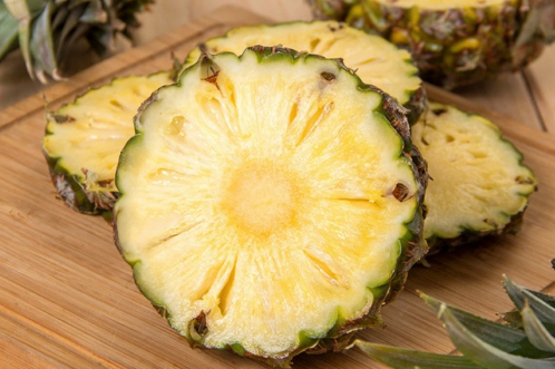 切好的菠萝怎么保存过夜（切好的菠萝怎么保存到第二天）