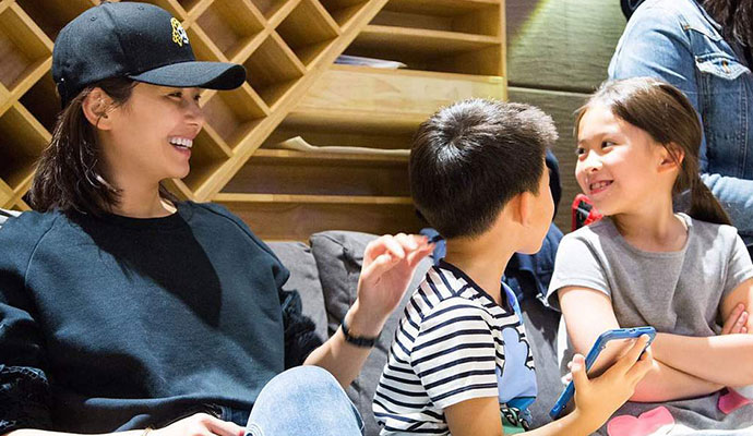 刘涛遇儿女探班 网友：刘涛一家的颜值也是没sei了 1