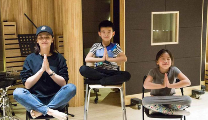 刘涛遇儿女探班 网友：刘涛一家的颜值也是没sei了 2