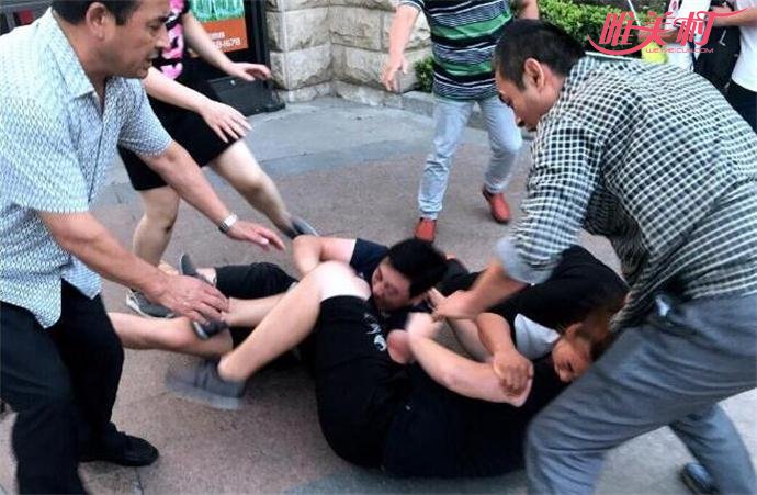 停车引发街头追打 惊动民警才得以结束 事发详细经过曝光让人咋舌