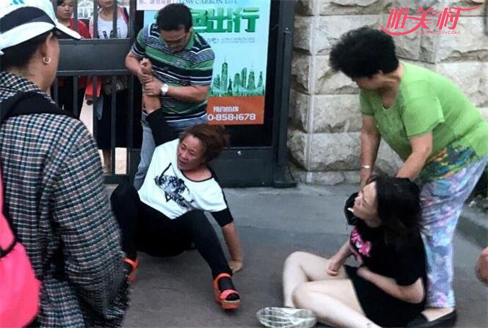 停车引发街头追打 惊动民警才得以结束事发详细经过曝光让人咋舌