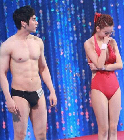 张伦硕跳水走光怎么回事？ 跳水掉泳裤实在尴尬