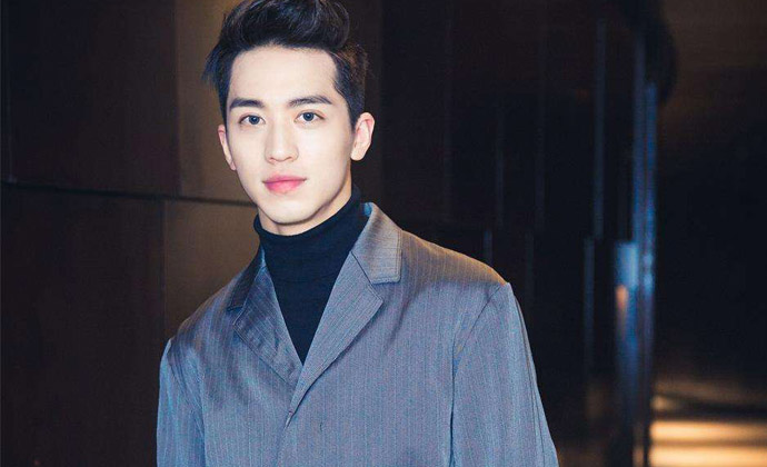 许魏洲整容前照片曝光 旧照惨不忍睹屌丝气息扑面而来 1