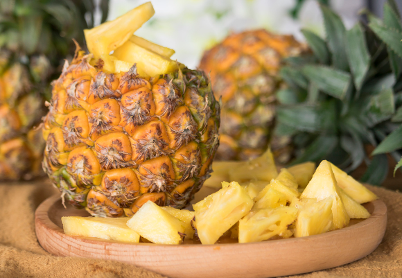 为什么菠萝吃起来有点辣辣的2