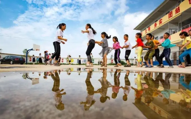 2023暑假出去玩是不是越早订机票越便宜