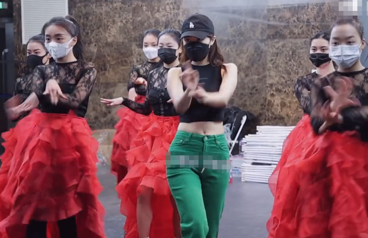 女明星上衣突然掉落（李菲儿跳舞抹胸衣意外滑落瞬间）