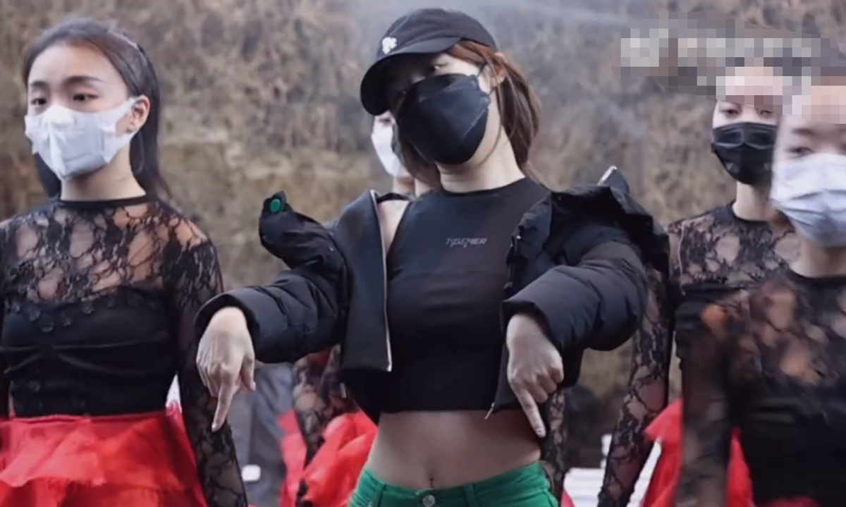 女明星上衣突然掉落（李菲儿跳舞抹胸衣意外滑落瞬间）