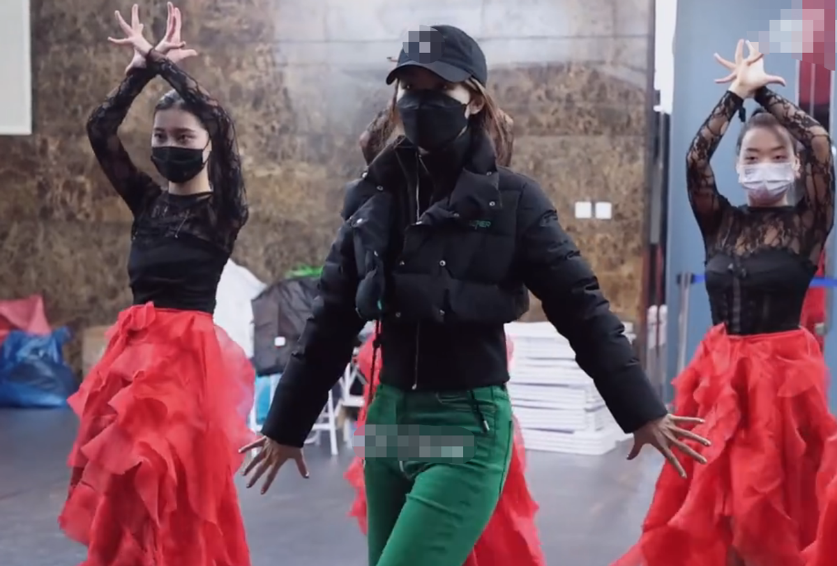 女明星上衣突然掉落（李菲儿跳舞抹胸衣意外滑落瞬间）