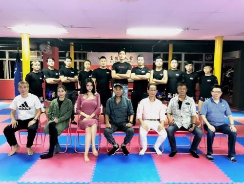 荒野小蛮腰早期作品（荒野小蛮腰张玥资料照片 ）