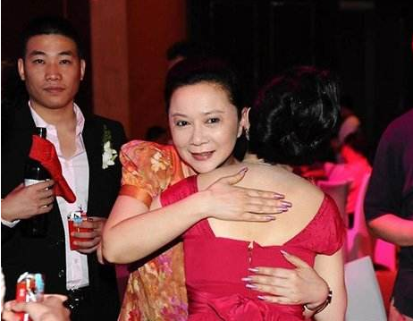 蔡明嫁了几个老公（揭秘蔡明现任老公情史）