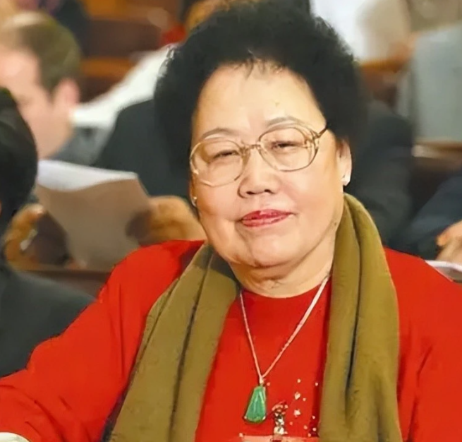 陈丽华是干什么的（中国女首富陈丽华发家史）