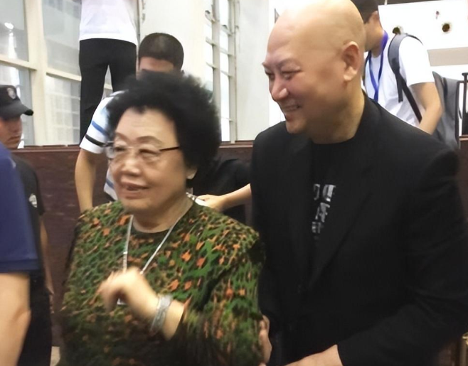 陈丽华是干什么的（中国女首富陈丽华发家史）