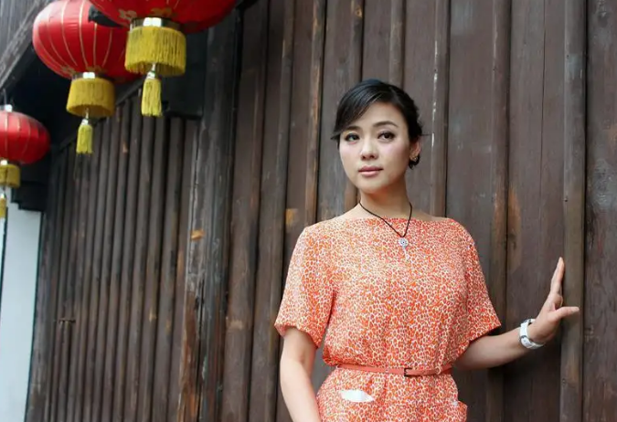 陈思思最后跟谁在一起了（一分钟了解歌手陈思思）