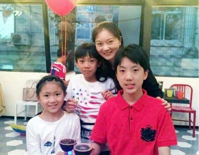 陈婷是怎么认识张艺谋的（50岁张艺谋与19岁陈婷的爱情经历）