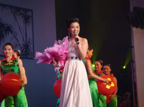 陈思思最后跟谁在一起了（一分钟了解歌手陈思思）