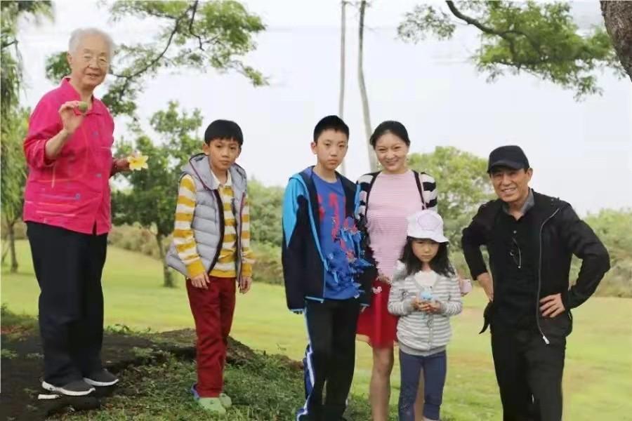 陈婷是怎么认识张艺谋的（50岁张艺谋与19岁陈婷的爱情经历）